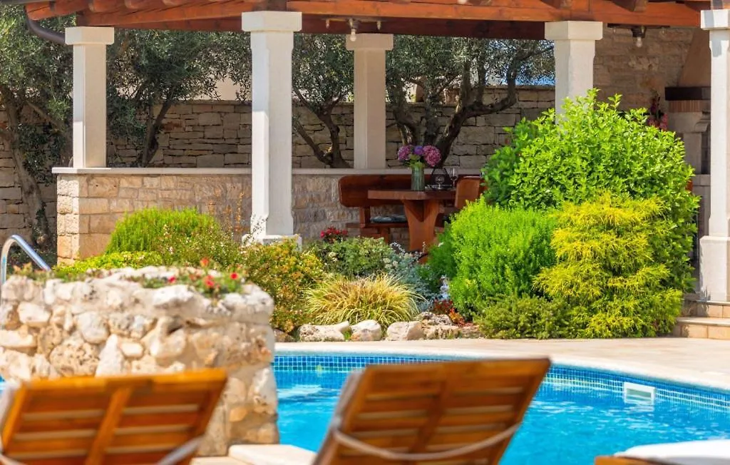 Beautiful Villa Mara With Pool In Sv Lovrec Vošteni